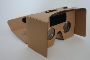 Virtual- und Augented Reality Brille aus Karton, um sich virtuelle Umgebungen anzuschauen